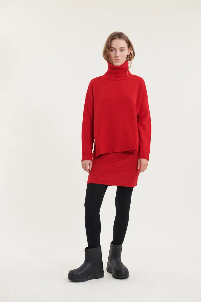 Lise Short T-Neck - High Risk Red